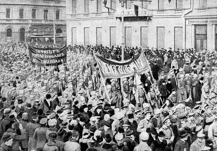 Февральская революция. Солдатская демонстрация в Петрограде в февральские дни. Фото. 1917